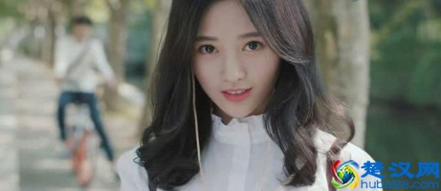  黄风衣搭配什么鞋子（黄上衣衣服配裤图）