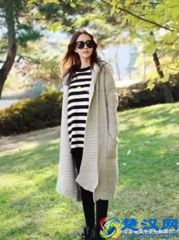  长款黄开衫配什么裤子好看（搭配蓝色牛仔阔腿裤）