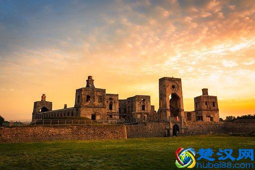  头发油腻是什么原因（头发老出油是怎么回事）