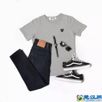  灰色t恤穿里面穿什么（男生灰色T恤该如何搭配裤子）