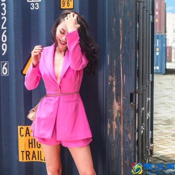  玫粉色上衣配什么裤子（玫粉色衣服怎么搭配才好看）