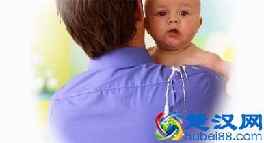  刚出生十天的宝宝老是吐奶怎么办（宝宝吃饱的9个重要信号）