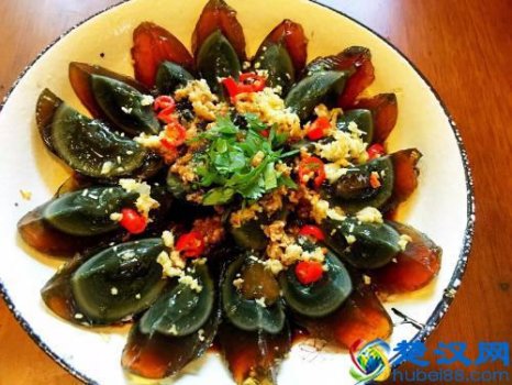  变蛋应该怎么吃（皮蛋到底该怎么吃）