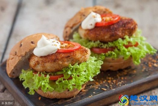  带孩子野餐带什么食物方便（教你美味又简单的三明治做法）