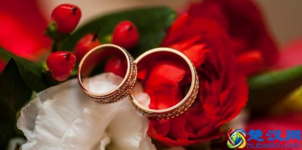  结婚纪念日送什么礼物给妻子合适（最感动人心的7款礼物）