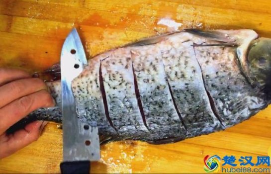  鲤鱼怎么做好吃做起来又简单（家常做法）