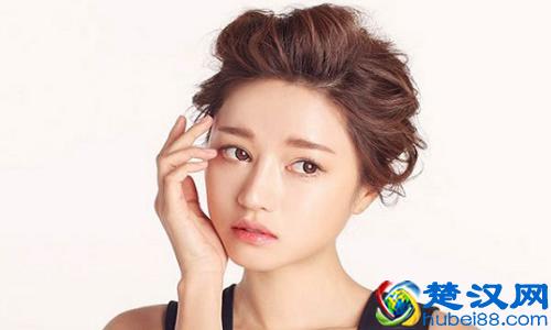  女人眼部皱纹怎么去除（护肤达人教你三步去除眼部皱纹）