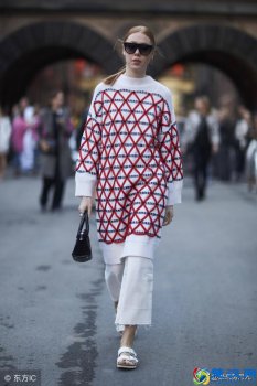  红色毛衣配什么裤子好看吗（红色毛衣搭配什么颜色裤子好看）