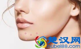  下巴上长痘痘是什么原因引起的（脸部长痘对应五脏的图）