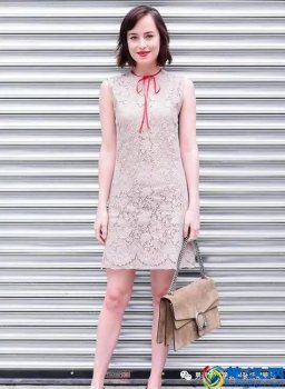  蕾丝裙配什么衣服好（蕾丝裙怎么穿搭好看）