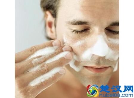  男性油性皮肤怎么保养皮肤（男士用什么保养皮肤）