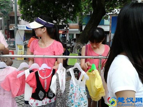  男的摆地摊适合卖什么（新手摆地摊怎么选产品）