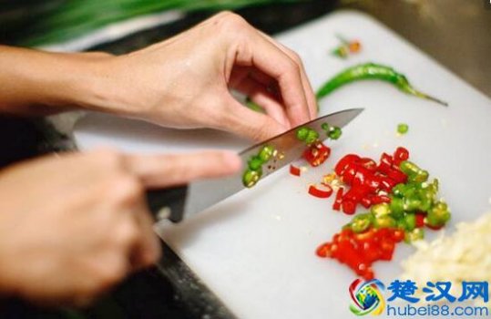  切辣椒后手很辣怎么办，辣椒应该这样切！