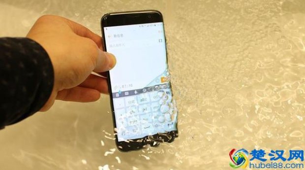  手机进水怎么处理（千万不要开机，这样做手机绝对没事）