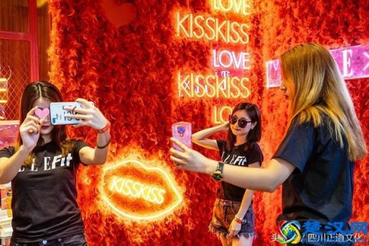 光彩夺目是什么意思?去成都让你感受什么是光彩夺目