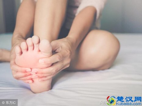  脚抽筋是什么原因引起的（教你几个缓解抽筋症状的好办法）