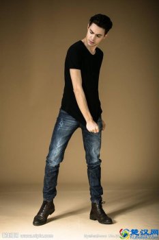  黑裤配什么T恤（夏季黑T穿搭指南）