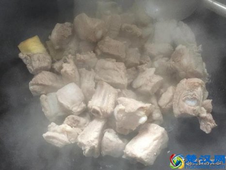  红烧排骨怎么做好吃又简单（教你特色吃法软烂入味怕自己不够吃）