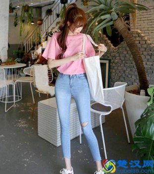  女生粉色短袖配什么裤子（夏季粉色T恤搭配什么裤子好看）