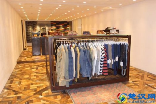  来香港买什么牌子的衣服（香港哪里的潮牌衣服最多）