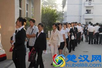  女生夏季面试穿什么（夏天女生面试穿搭）