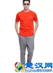  男生橙色t恤配什么裤子（男生T恤搭配什么裤子好看）