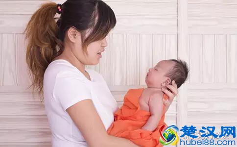  新生儿打嗝怎么办，教你怎么预防打嗝！