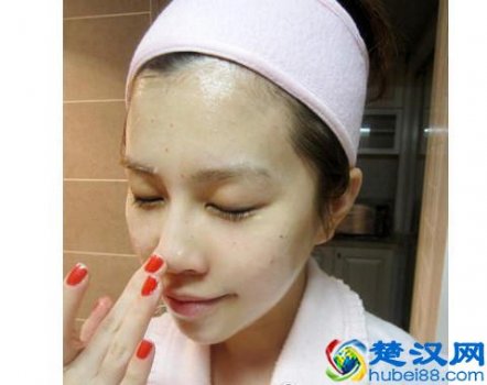  粉刺是什么原因引起的（粉刺有哪些症状，教你怎么快速清理）