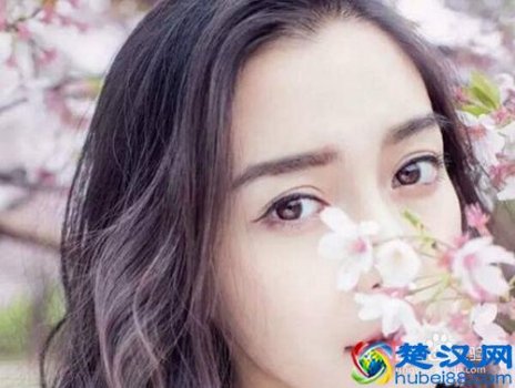  天生额头高怎么办（女性如何让发际线慢慢变低）