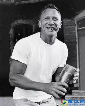  白t恤穿什么内衣（夏天白色t恤这样穿）