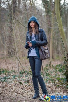  女孩皮衣配什么鞋好看（女生皮衣搭配技巧）