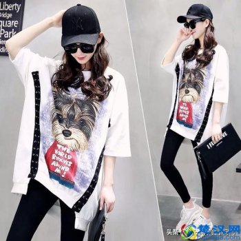  白t配什么颜色裤子好看（夏季白色T恤怎么搭配好看）