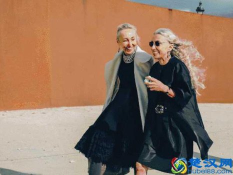  穿长裙搭配什么外套（长裙外搭什么外套好看）