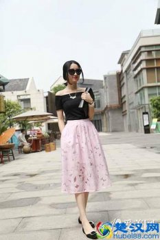  蕾丝套裙配什么包好看（蕾丝裙配大包好还是小包）