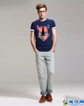  蓝色T恤搭配什么裤子好看（男士T恤穿搭技巧）