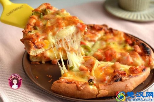  披萨上要放什么材料好吃（自己做披萨怎么做才好吃）