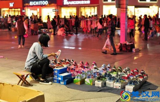  大学旁摆摊卖什么好（学校附近摆摊适合卖什么）