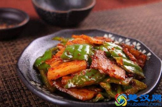 青椒回锅肉怎么做好吃，这么做肥而不腻！