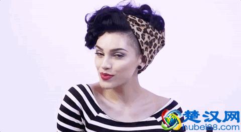  一字肩上衣配什么意思（一字肩上衣穿搭技巧）