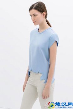 蓝色的上衣配什么裤子(女士蓝色上衣配什么裤子好看)