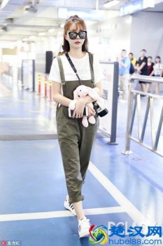 墨绿色配什么颜色衣服吗(墨绿色搭配哪些颜色不冲突)