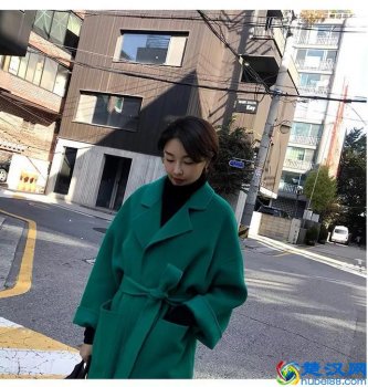 墨绿色配什么颜色衣服(墨绿色服装搭配指南)