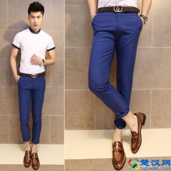  男生蓝色裤子配什么上衣（男士服装颜色搭配指南）