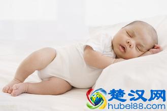  婴儿睡什么枕头好（不同时期选枕头各有讲究）