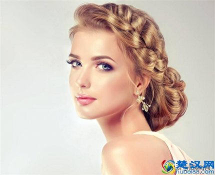  女人穿什么颜色显得年轻（40岁以上的女性穿什么颜色的衣服好）