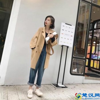  牛仔裤搭配什么样衣服好看（女生牛仔裤配什么上衣和鞋子好看）