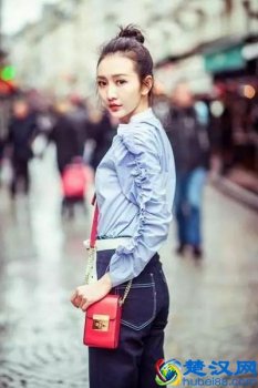  牛仔裤搭配什么样衣服（女生牛仔裤正确搭配方式）