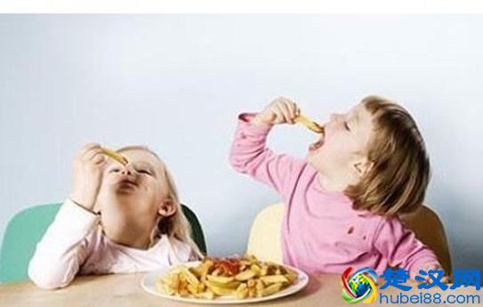  买小孩吃的零食时需注意什么（给孩子买零食选什么样的好）