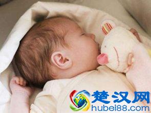  月子宝宝老吐奶怎么办（月子宝宝老溢奶是怎么回事）