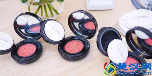  气垫腮红怎么用更自然（气垫腮红在哪个顺序用）